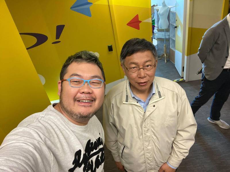 網紅「四叉貓」劉宇和民眾黨主席柯文哲。 圖：翻攝四叉貓臉書（資料照）