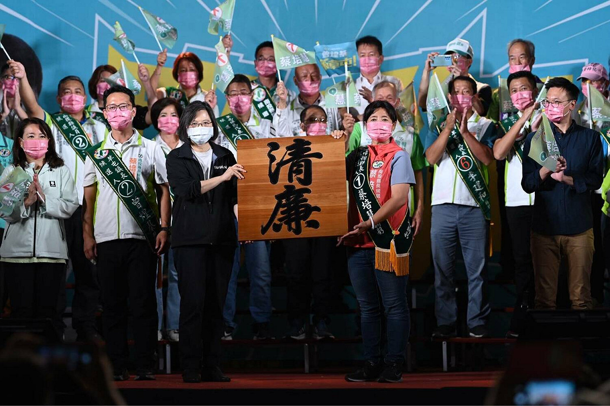 蔡英文送給蔡培慧木刻的「清廉」墨寶，強調這次選舉是清廉與黑金、派系利益與南投未來的選擇。 圖：蔡培慧競總提供（資料照）