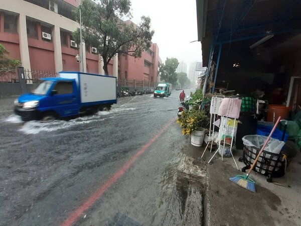 2019年5月20日僑中二街102號周邊道路積水情形。 圖：新北市水利局提供
