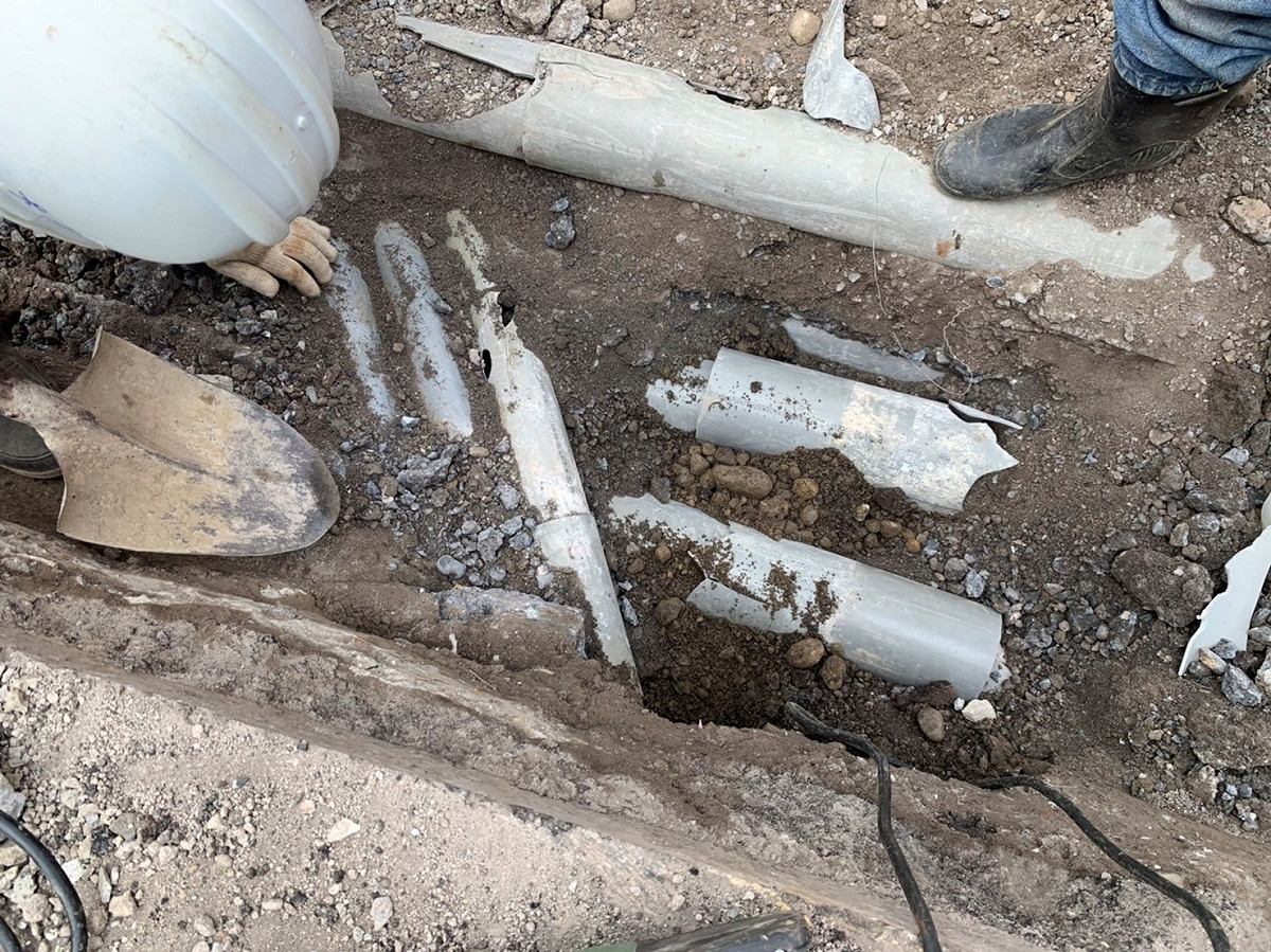 施工時發現台電、自來水、電信、有線電視等管線障礙，在水利局積極協調及板橋區公所協力下與一起與施工團隊排除萬難。 圖：新北市水利局提供