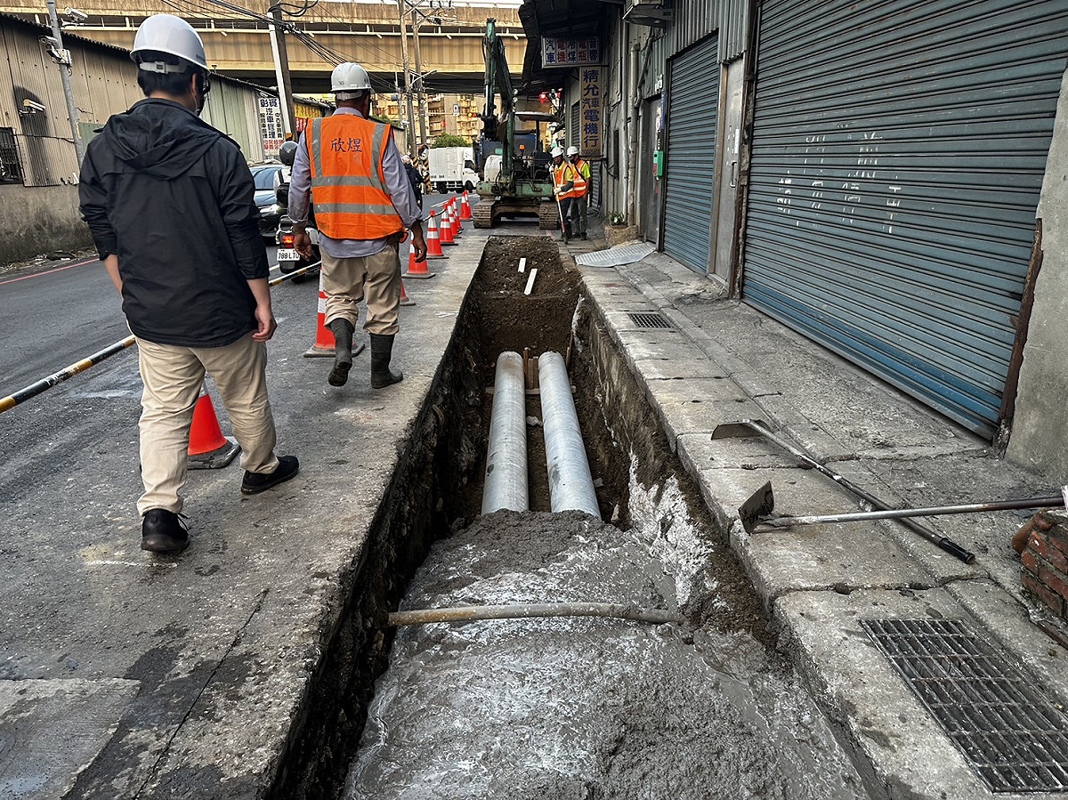 排水改善工程排水鋼管埋設施工中。 圖：新北市水利局提供