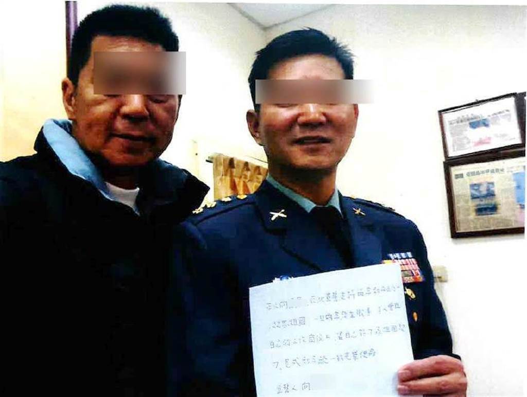 陸軍步訓部上校主任向德恩（右）簽署向中共投降承諾書並穿軍服合影。 圖：高雄地檢署提供（資料照）