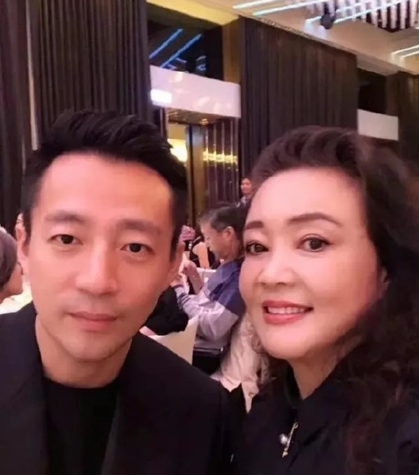 汪小菲與母親張蘭合作打造「麻六記」，然而近期旗下酸辣粉產品卻爆出食安危機。 圖：翻攝自微博