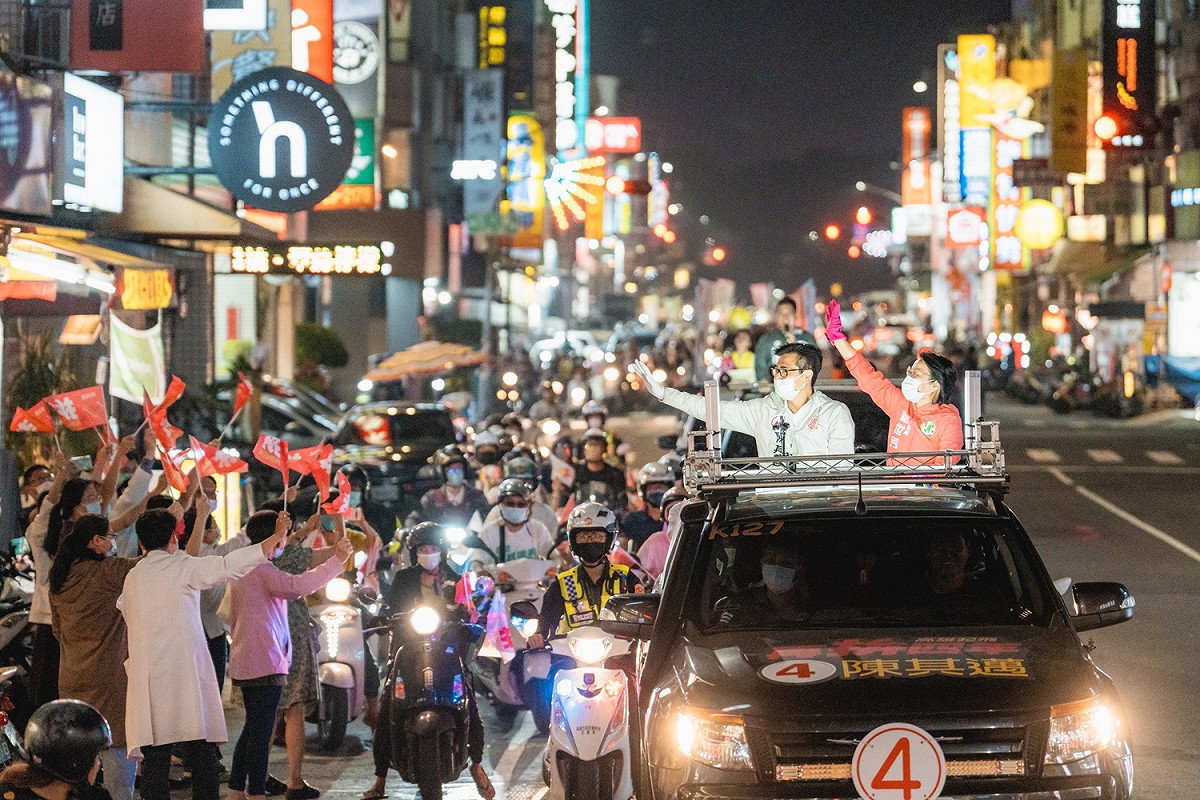 民進黨高雄市長候選人陳其邁（立車上者左）選前衝刺到左營車掃，沿途接受民眾夾道加油打氣。 圖：陳其邁競總提供