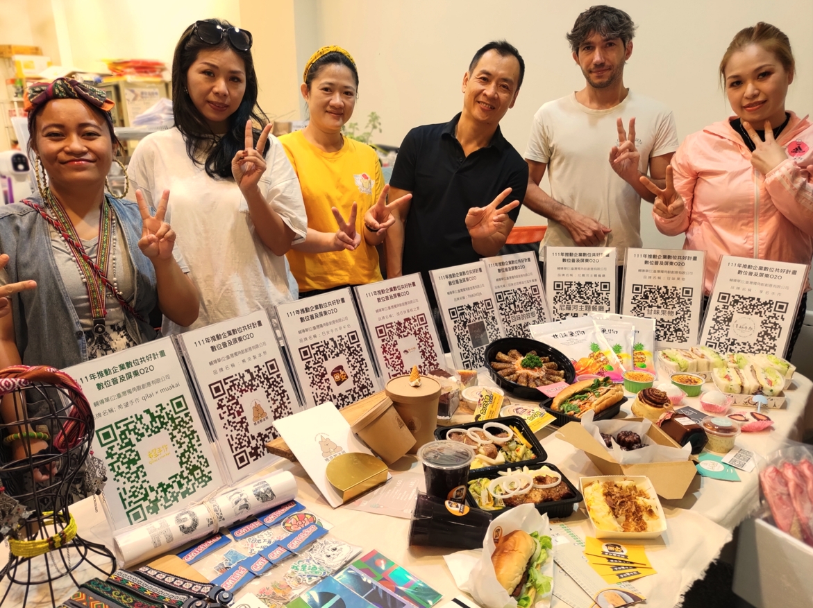 國旅將再爆發，屏東十家名店合推「悠遊屏東美食節」，即日起至11/30(三)透過LINE熱點消費，享優惠外，更送偶像明星限定版口罩。 圖/黃耀寬