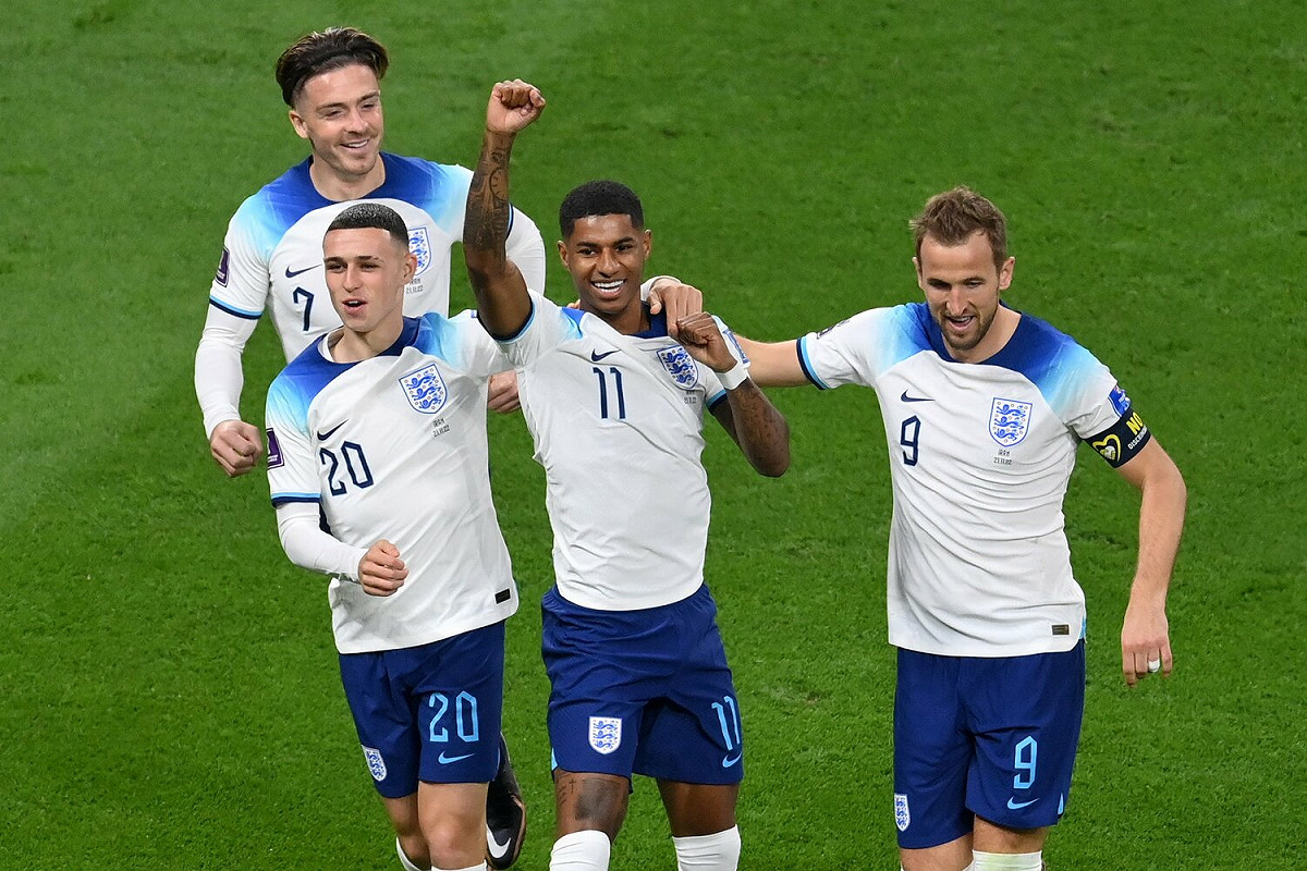 英格蘭隊長凱恩（Harry Kane，右）最終妥協，改佩戴拒絕歧視臂章。 圖：翻攝自英格蘭足協推特