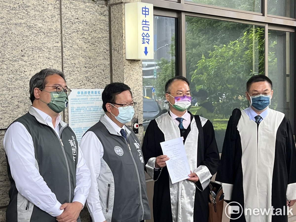 鄭文燦親赴地檢署按鈴提告國民黨市議員候選人凌濤加重誹謗。 圖：林昀真／攝