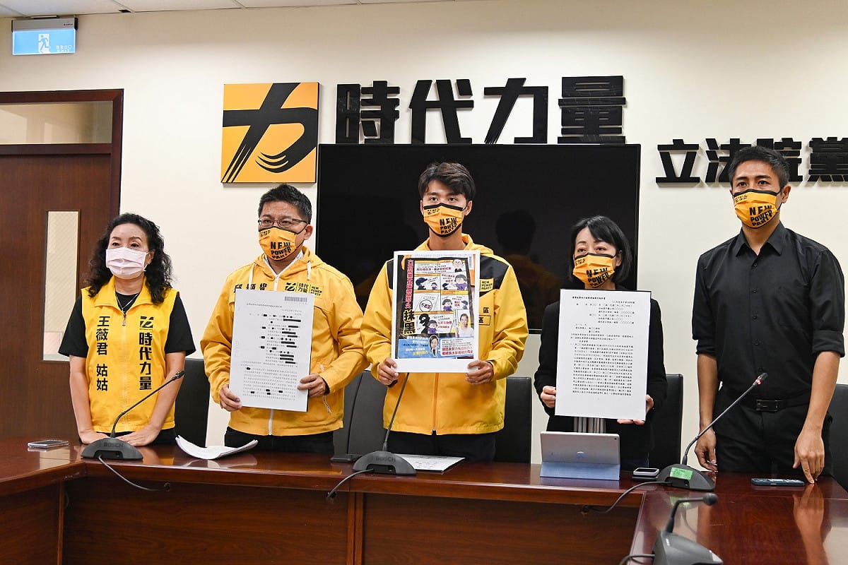 針對桃園市龜山區精忠里里長、中國國民黨市議員候選人孫韻璇涉嫌詐領助理費一事，龜山區議員候選人陳葦澤今（23）日與立法委員邱顯智、王婉諭，以及行動時代副理事長王薇君召開記者會。 圖：時代力量提供