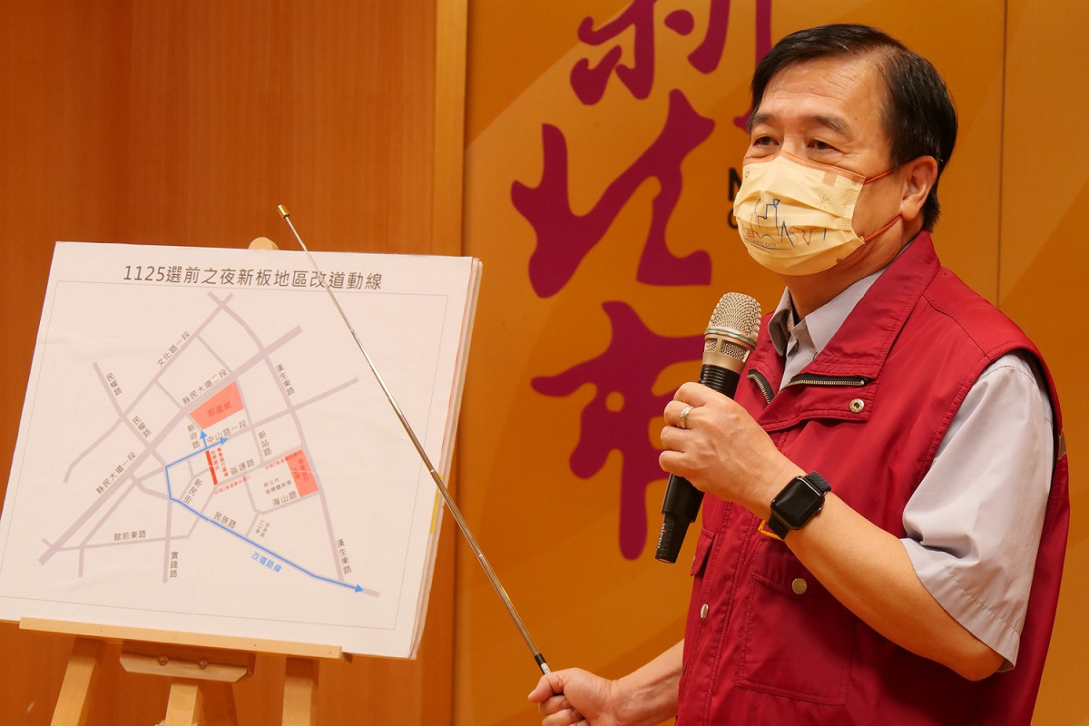 交通局長鍾鳴時說明選前之夜板橋新府路交管措施。 圖：新北市交通局提供