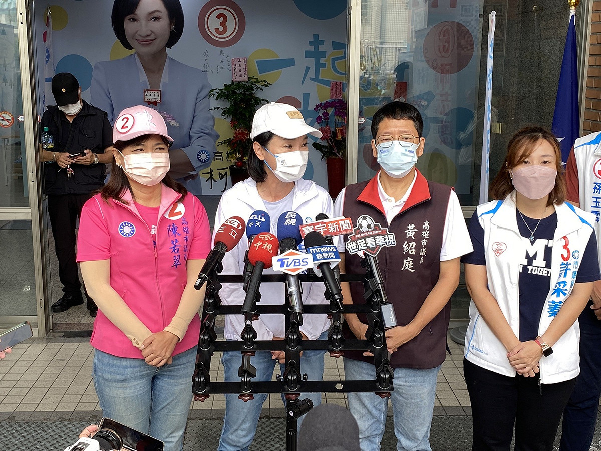 柯志恩(左二)說選前之夜韓市長不會來。 圖：柯志恩競總提供