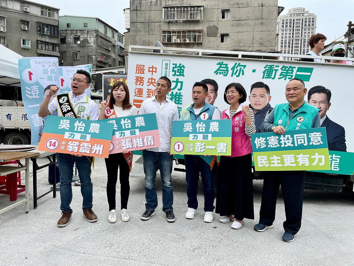 新北市議員張維倩與立委蘇巧慧壯闊台灣聯盟理事長吳怡農和議員候選人翁震州、彭一書，橫跨新莊、土城、及中和接力車隊掃街，共同呼籲鄉親支持18歲公民權。 圖：張維倩辦公室提供