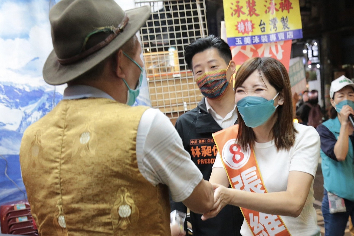 張維倩擔心18歲公民權修憲案恐需一千萬張選票才能過關，擔憂投票率低落，特別找來好友拉抬選情。 圖：張維倩辦公室提供
