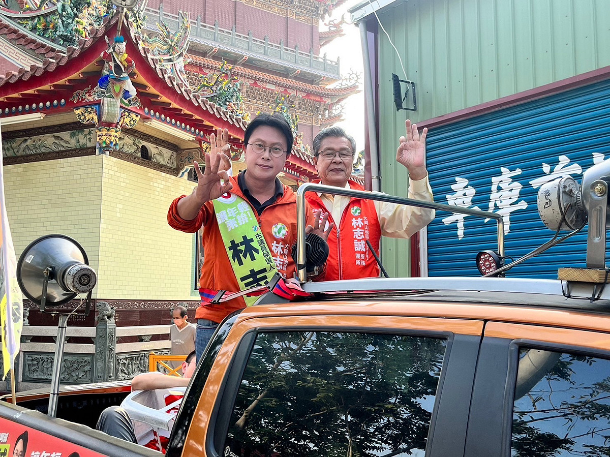 楊烈(右)陪同新人林志誠車掃。 圖：林志誠競總提供
