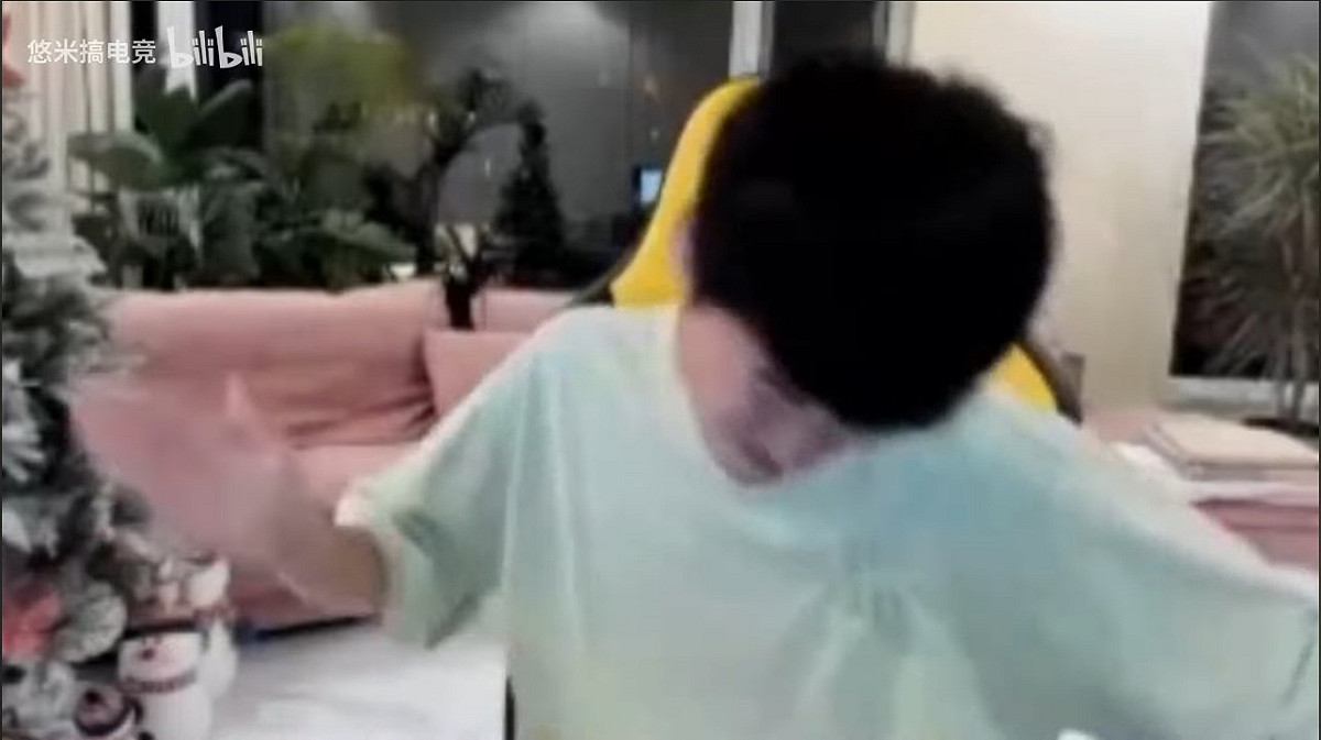 Doinb在直播狂搧自己巴掌好幾下，還跑去後面打枕頭出氣，可見得他對這次比賽無法辦成真的很不甘心。 圖：翻攝自YouTube/拉克絲聯盟
