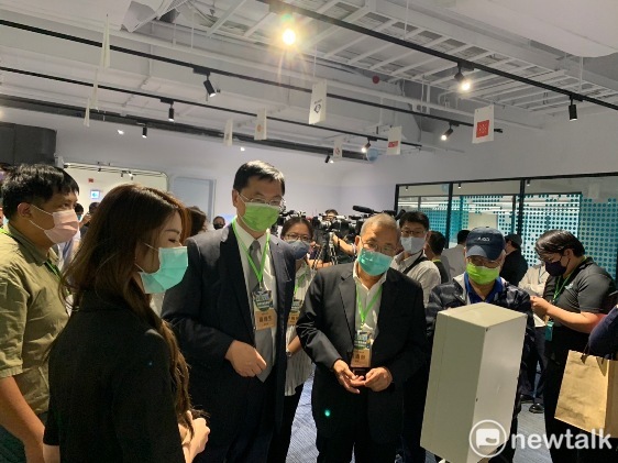 高雄市副市長羅達生(左三)對迪菲循驅鳥器有高度興趣。 圖： 孫家銘攝