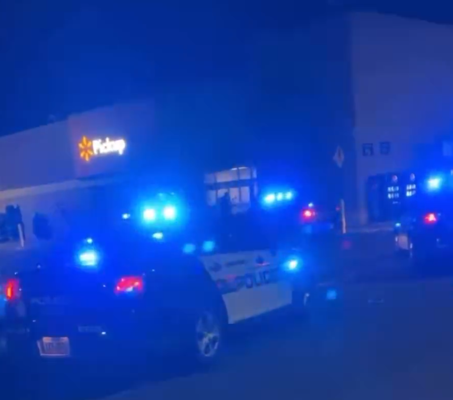 美國知名賣場沃爾瑪（Walmart）於 22 日晚間發生槍擊案，造成 6 人死亡，槍手隨後開槍自殺，大批員警到場支援。 圖：翻攝自推特