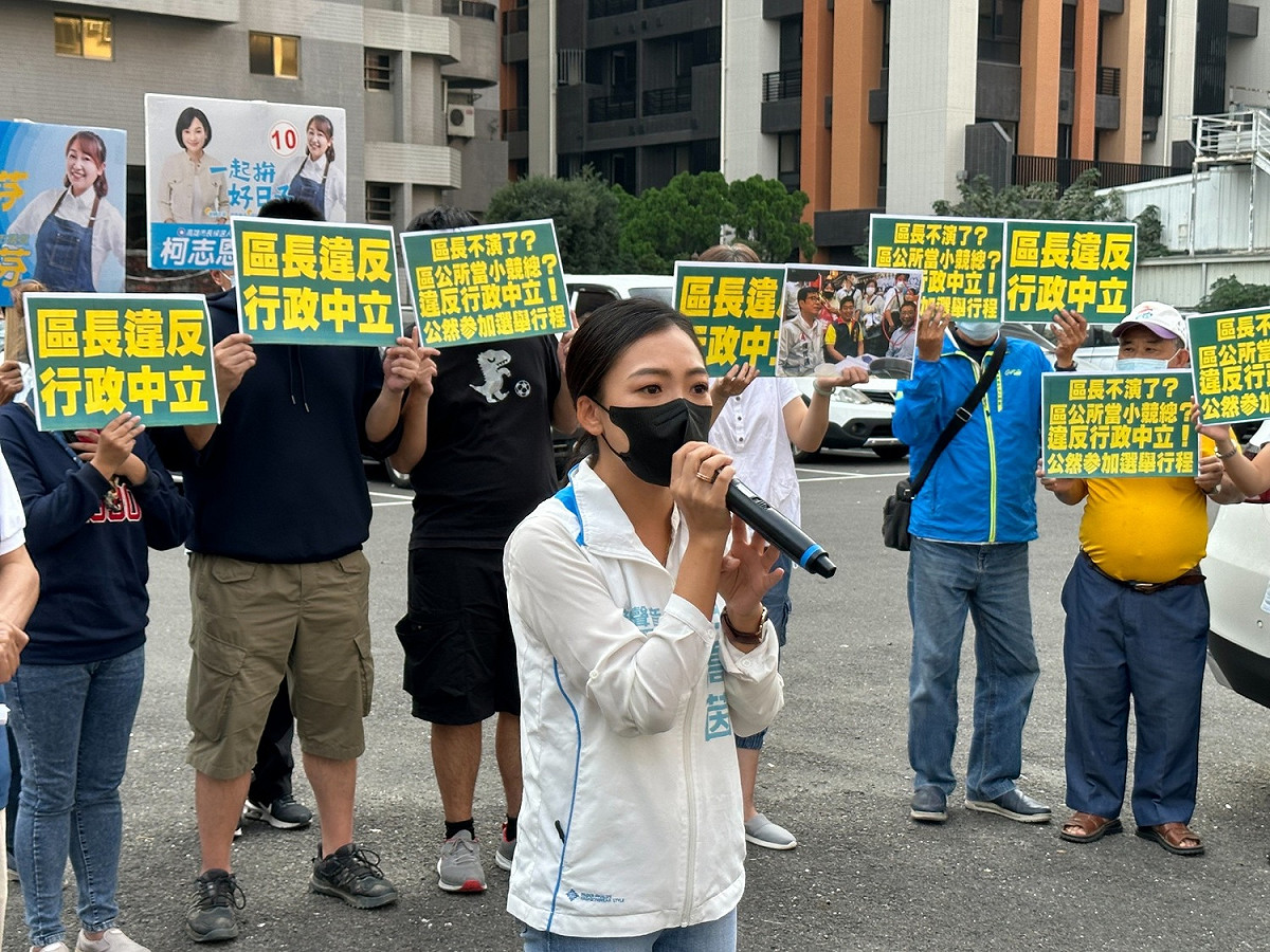 白喬茵(中)指控胡俊雄違反行政中立。 圖：國民黨高雄市黨部提供