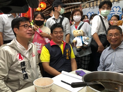 胡俊雄(右一)出席鄰里長會議，被指違反行政中立替陳其邁(左一)輔選。 圖：國民黨高雄市黨部提供