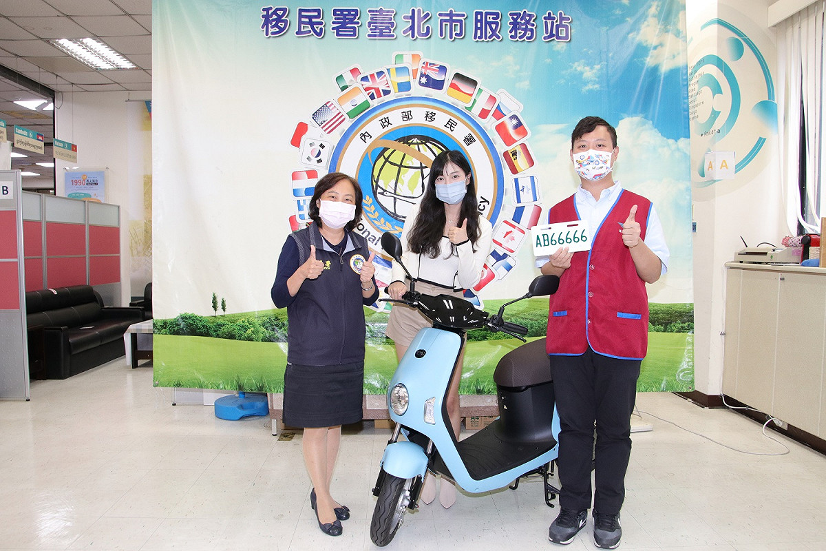 交通部公路總局臺北市區監理所車輛管理科廖柏瑄股長(右)、內政部移民署北區事務大隊台北市服務站主任蘇慧雯(左)及新住民蘭嵐(中)宣導電動自行車掛牌保護自身權益。 圖：移民署提供