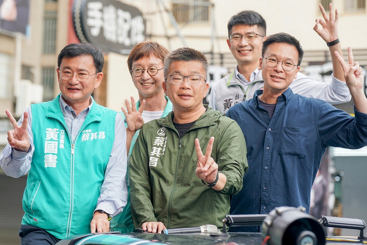 蔡其昌今天下午到中西區車隊掃街，對於台中市議員陳世凱爆踢盧秀燕強迫鄰里長動員參加造勢活動，遭到中市府否認，他表示替這些里長感到難過，幫忙動員還要被盧秀燕切割。 蔡其昌競選總部/提供