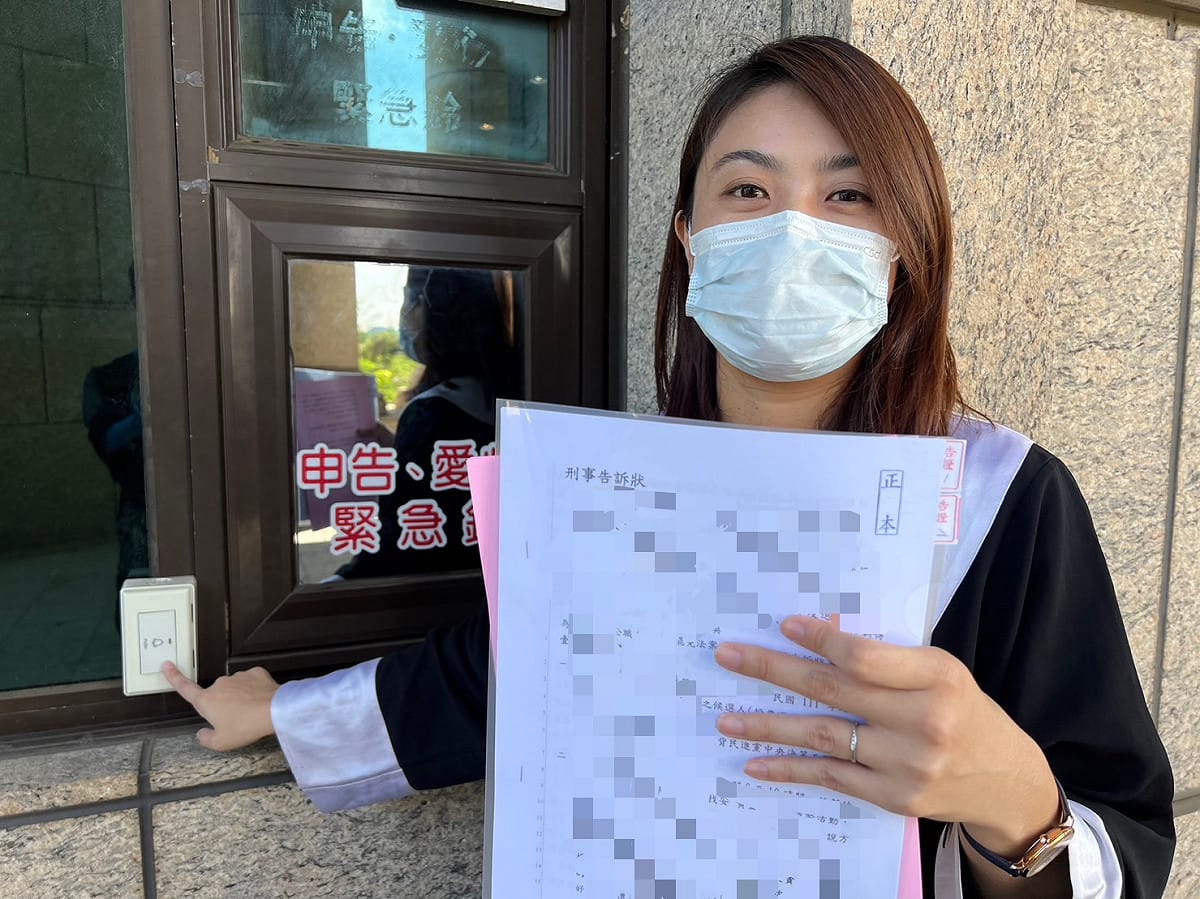 前新竹縣長范振宗日前指稱沈慧虹貪汙，沈競辦今(23)日委任律師林家琪向新竹地檢署提出告訴。 圖：沈慧虹競辦提供