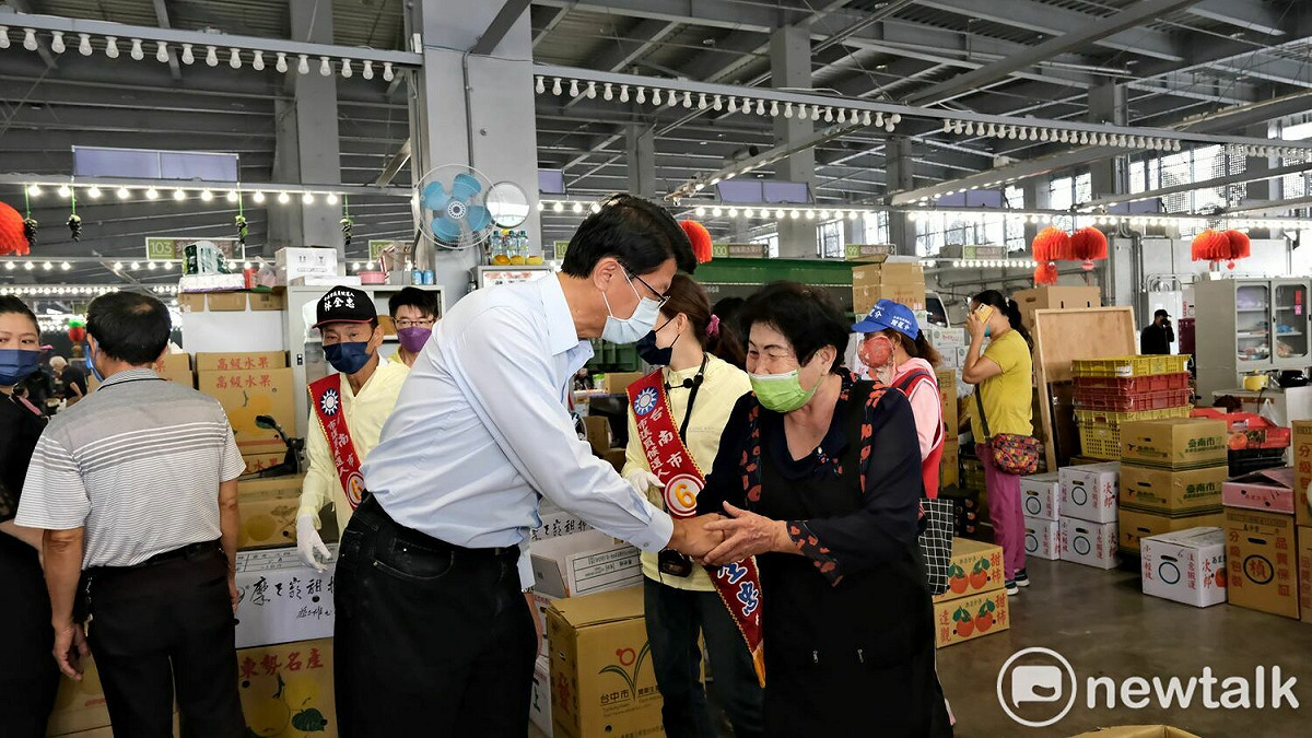 國民黨台南市長候選人謝龍介赴新化等區進行車隊掃街，他受訪時針對外傳副總統賴清德切割台南市長黃偉哲一事表示，台南槍擊事件後，副總統賴清德聽到的訊息會比謝龍介更多，因此賴副總統對黃市長不見得是檯面上的切割，而是展現的支持度高低問題。 圖：謝龍介競總提供