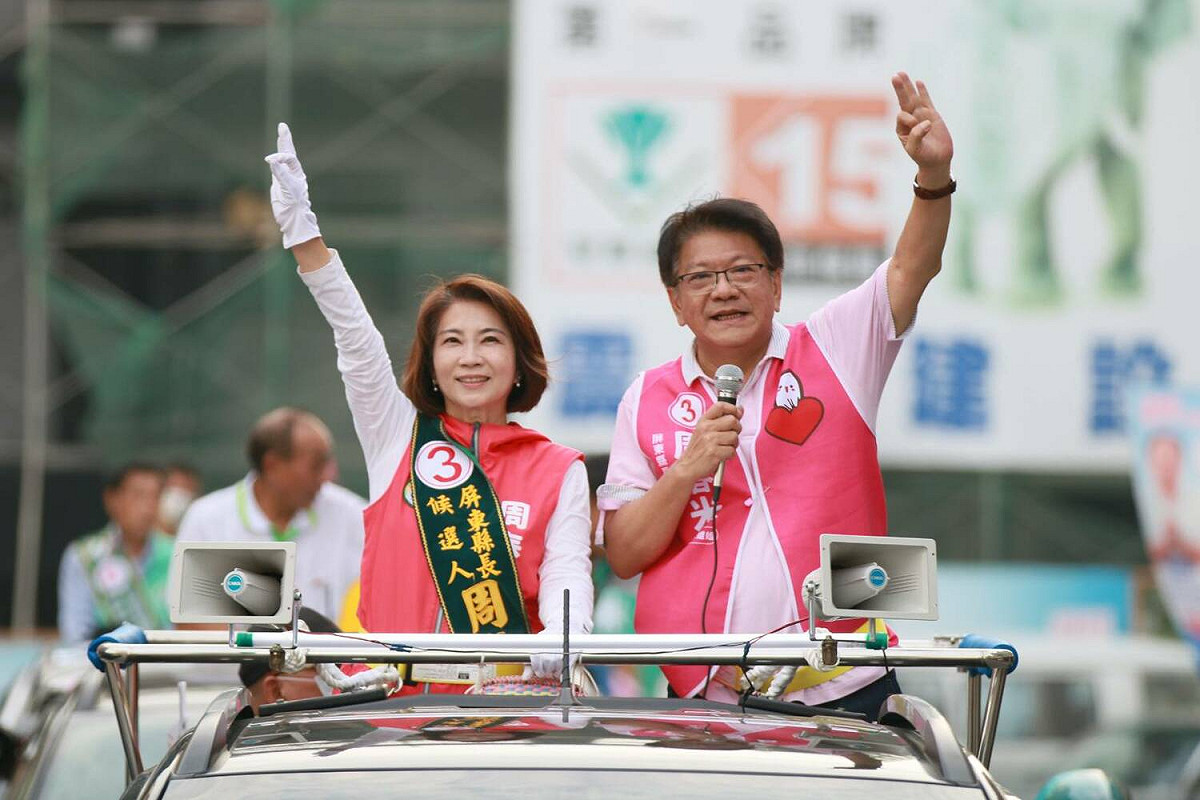 潘孟安(右)陪周春米車掃。 圖：周春米競總提供