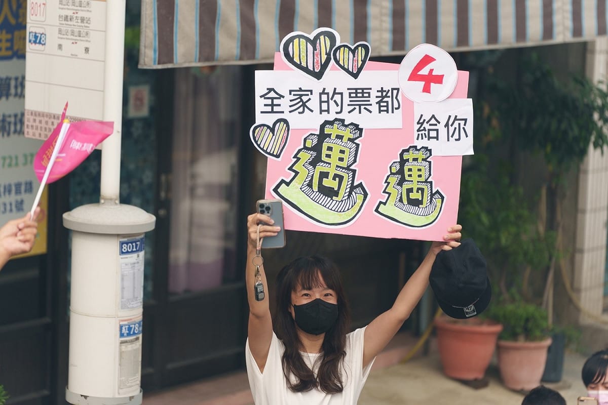支持者以手板大方向陳其邁示好。 圖：陳其邁競總提供