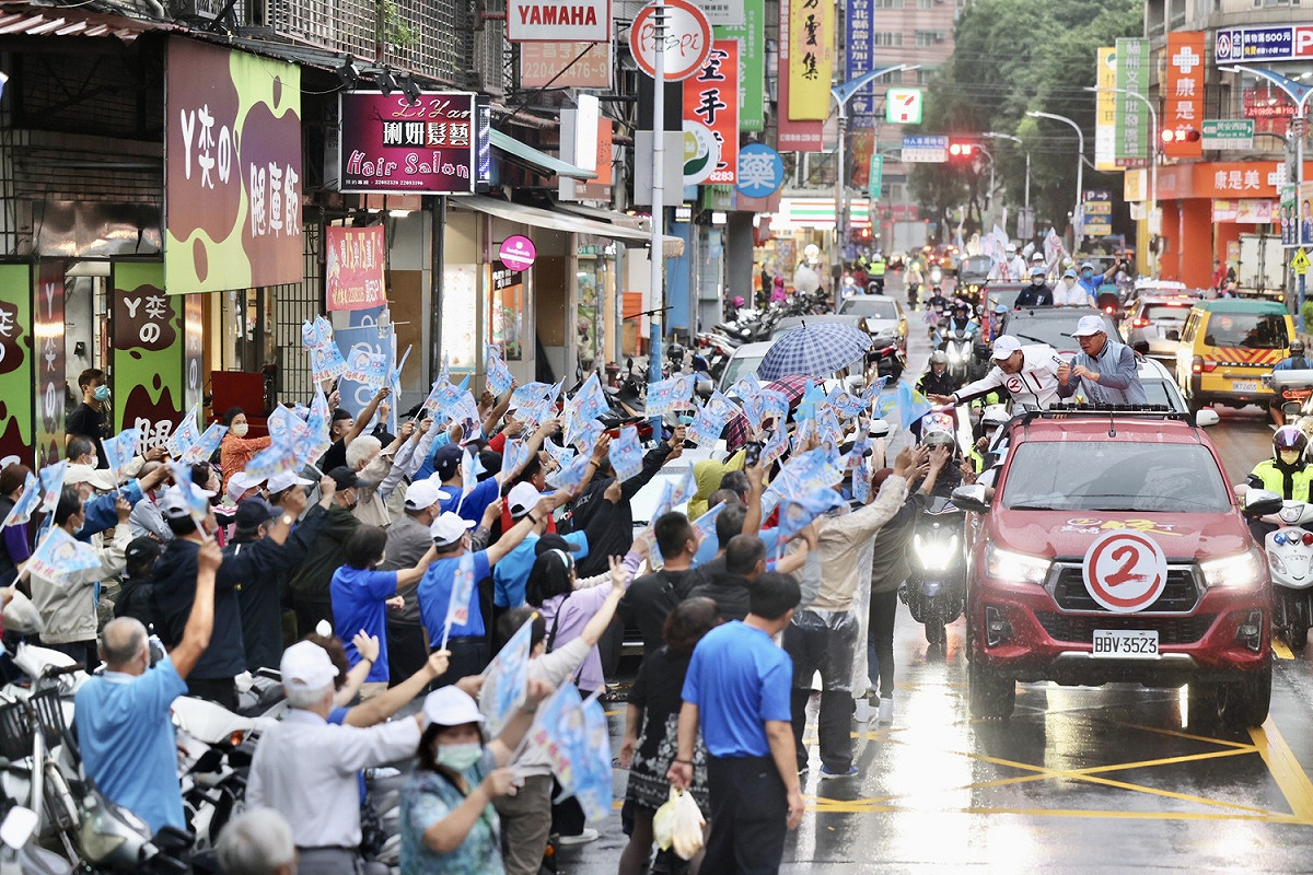 沿路上許多支持者均比起侯友宜2號的「YA」勝利手勢。 圖：侯選辦提供