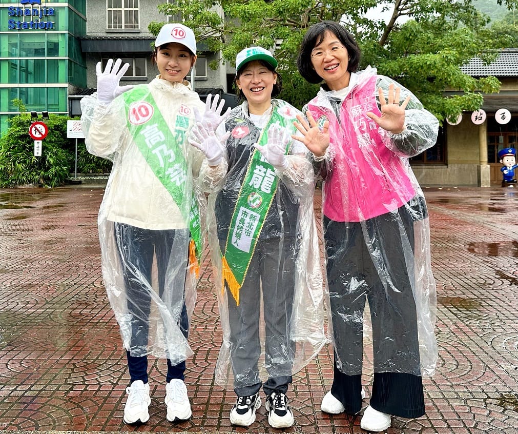 高乃芸是這次選戰中在新北市最年輕的候選人，也是該選區唯一女性候選人，今(23)日由林佳龍的牽手廖婉如，及選區立委蘇巧慧組成「女力戰隊」，接力陪同於樹林及鶯歌掃街。 圖：高乃芸競選辦公室提供