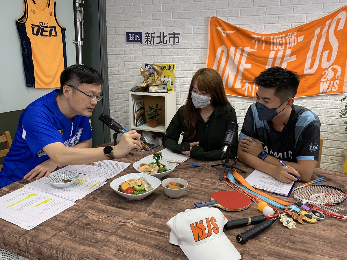 「今天好好說EP3」邀請新北市教育局長張明文（左），兩位副發言人張劭斌和羅婉庭擔任主持，大聊新北如何成為全台最強運動城市。 圖：新北市新聞局提供