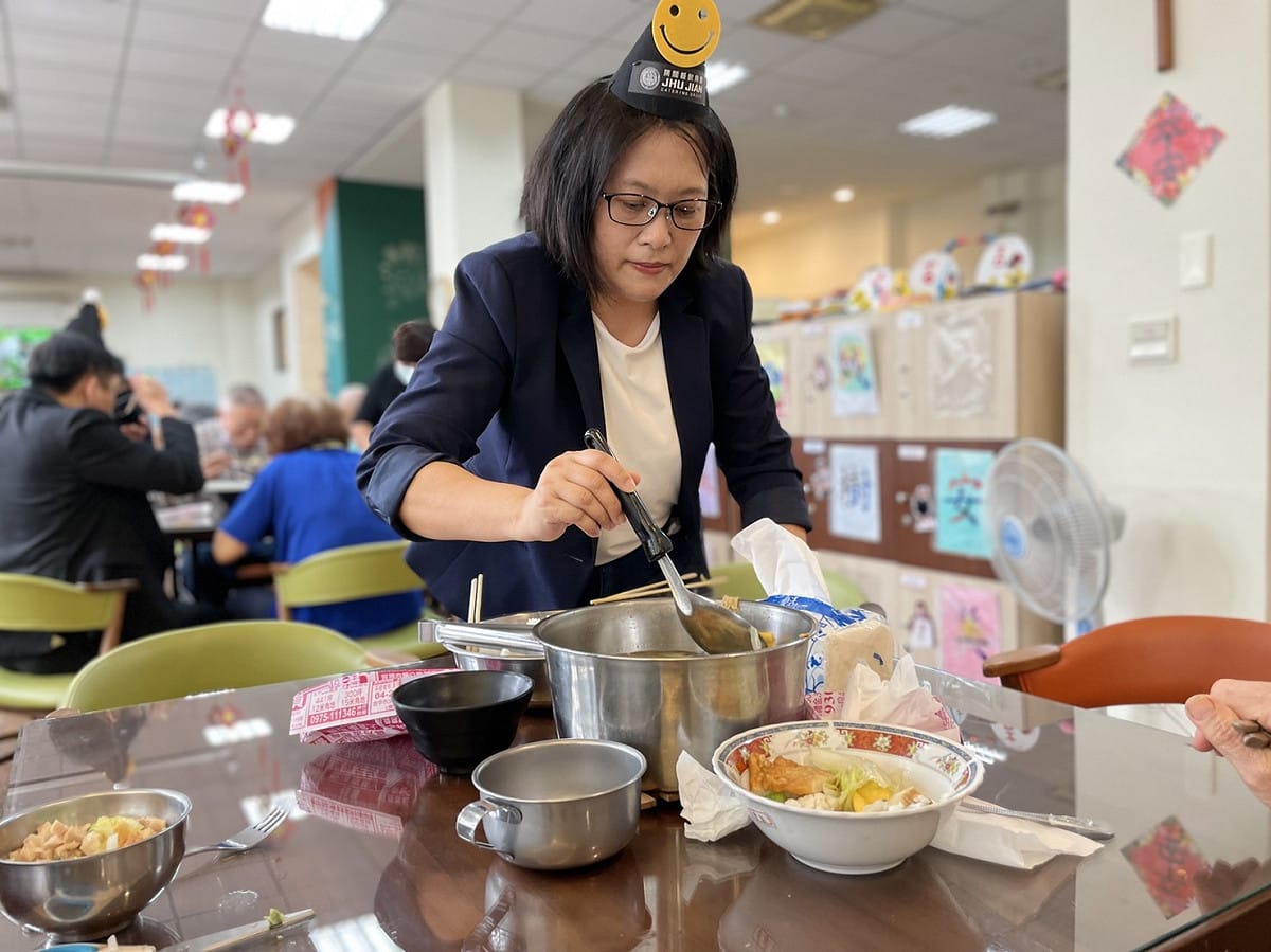 築間餐飲集團前往台中市太平耆福綜合長照機構「義煮」。 築間餐飲集團/提供