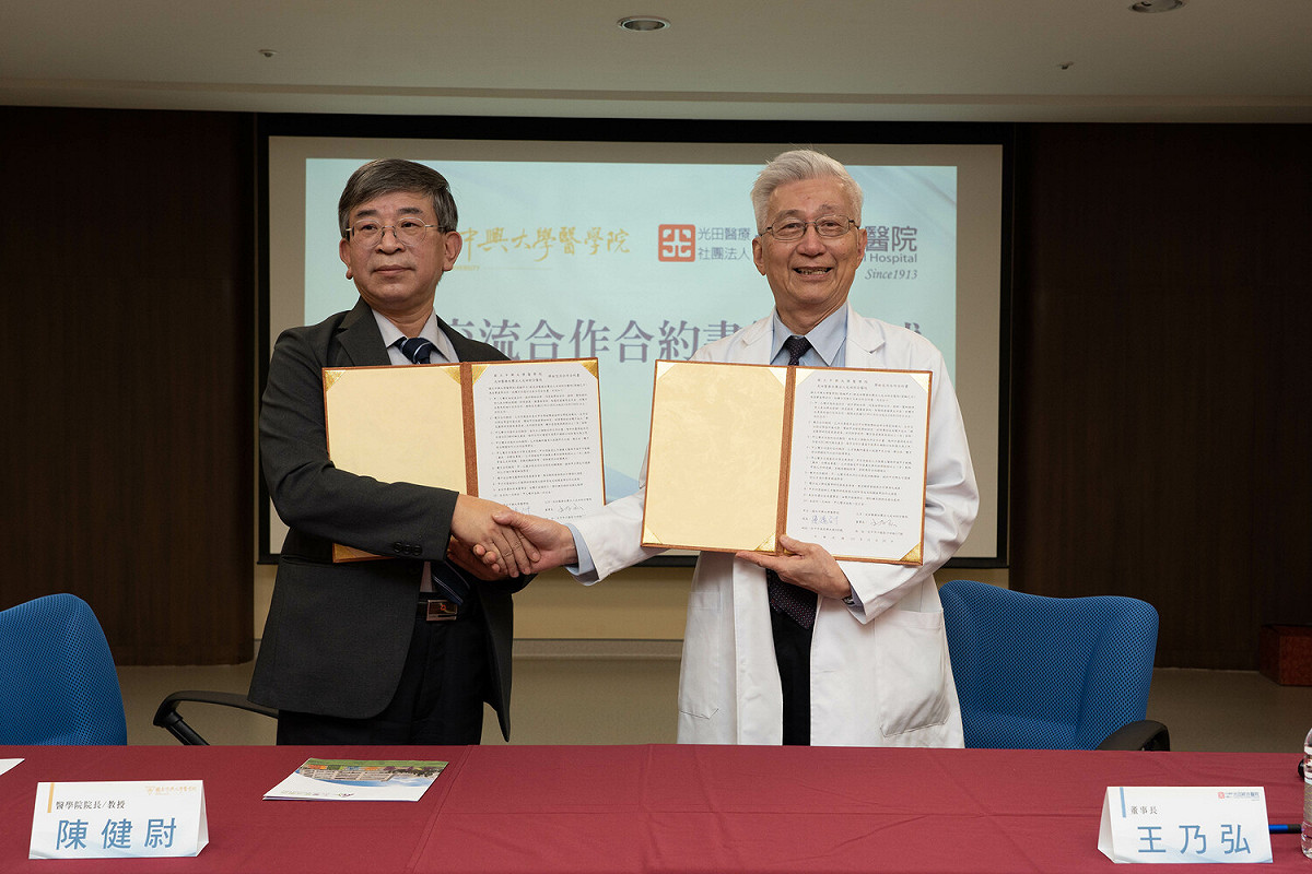 中興大學醫學院陳健尉院長（左）與光田綜合醫院王乃弘董事長簽署合約。 光田綜合醫院/提供
