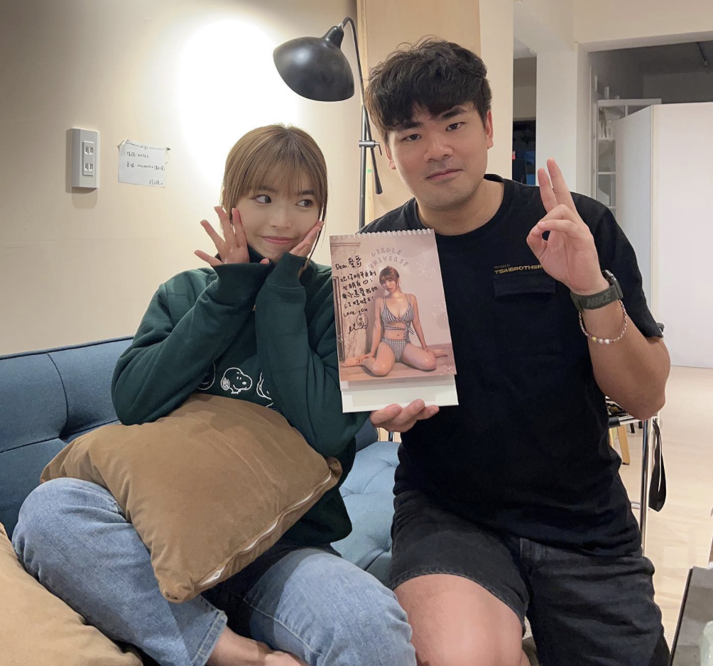 網紅阿圓親送寫真月曆，蔡哥直呼「最喜歡這本！」 圖：翻攝自阿圓IG