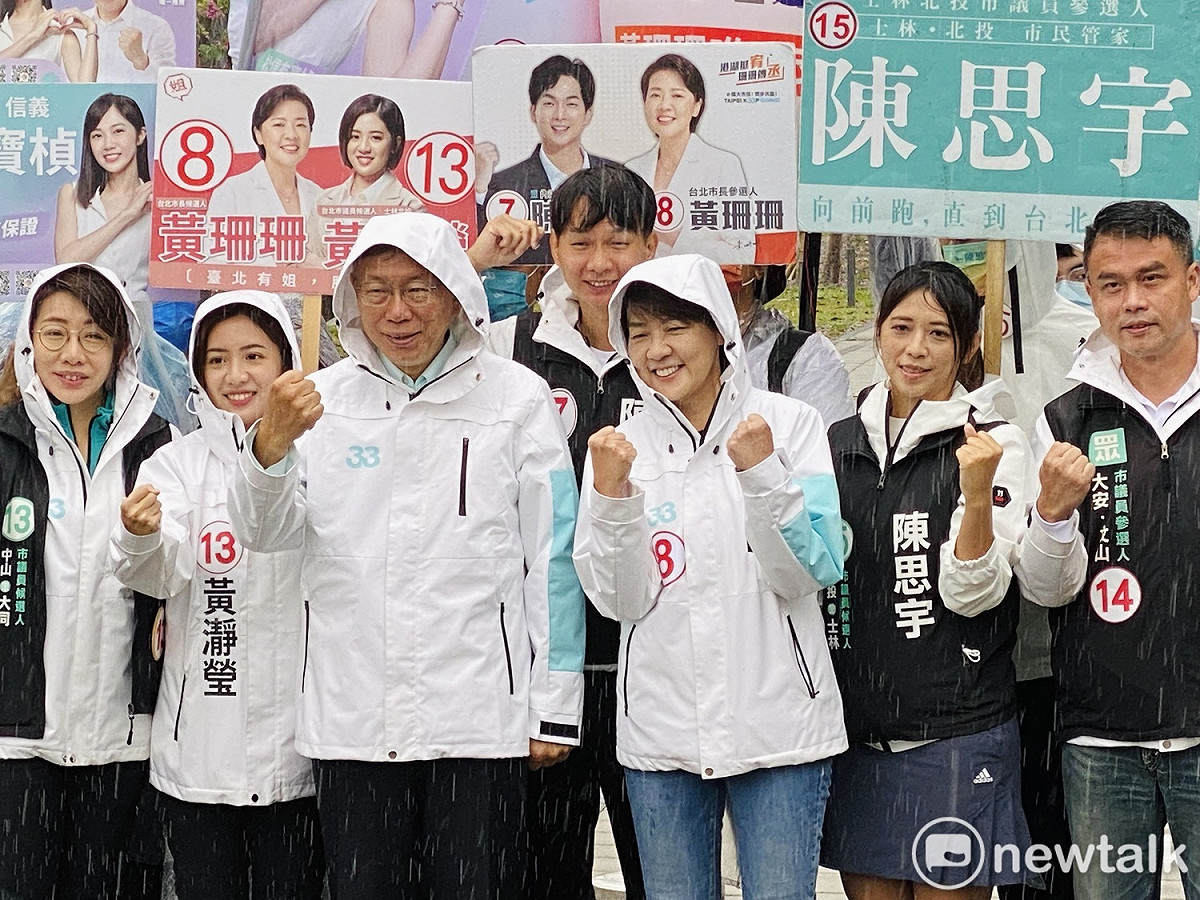 民眾黨主席柯文哲今陪同無黨籍台北市長候選人黃珊珊、民眾黨提名8位台北市議員候選人展開台北大車掃。 圖：周煊惠 / 攝