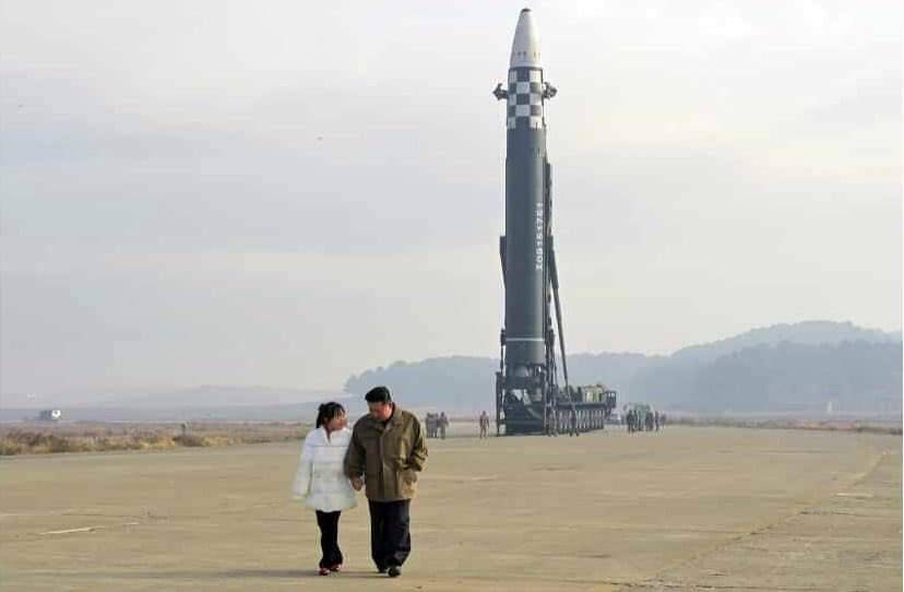 北韓洲際彈道導彈發射前，金正恩特別帶女兒參觀發射現場。 圖 : 翻攝自推特