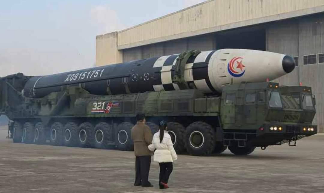 北韓洲際彈道導彈發射前，金正恩特別帶女兒參觀發射現場。 圖 : 翻攝自推特