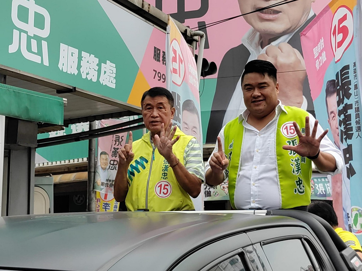 呂捷(右)陪張漢忠車掃。 圖：湧言會提供