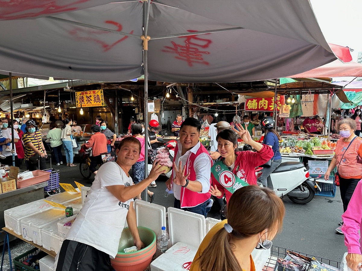 呂捷陪張漢忠市場拜票。 圖：湧言會提供