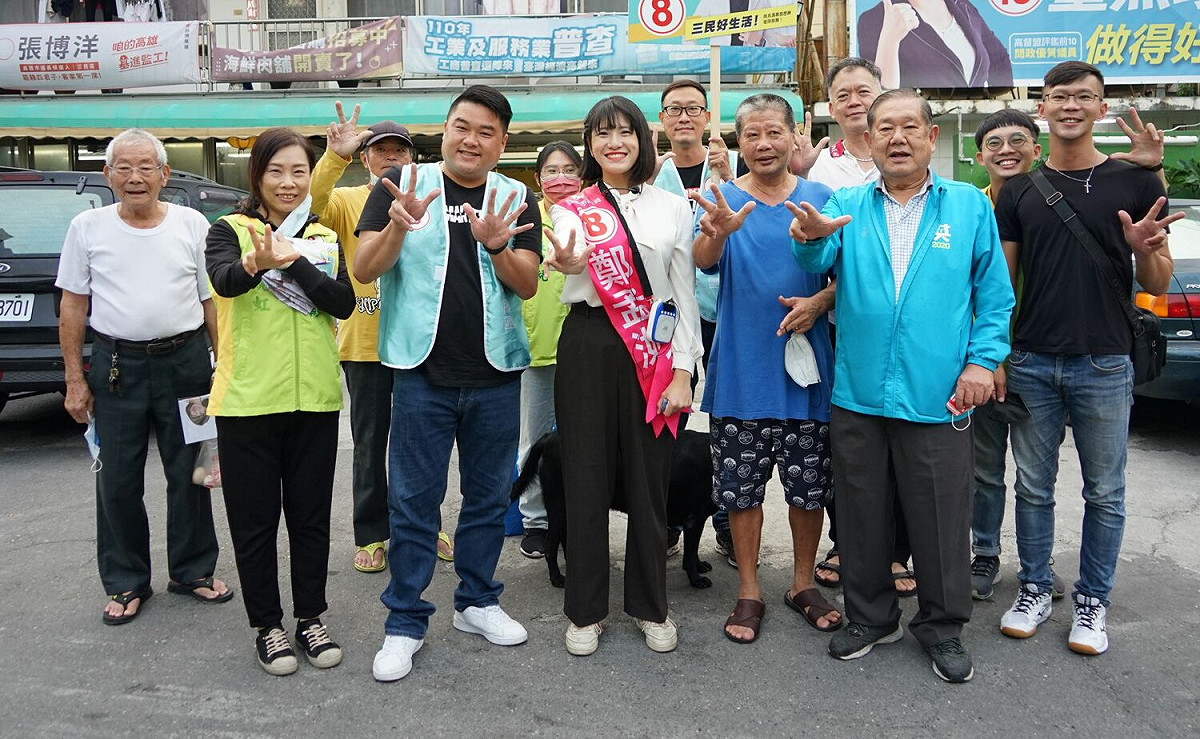 呂捷(前排左三)力挺鄭孟洳(前排中)。 圖：湧言會提供