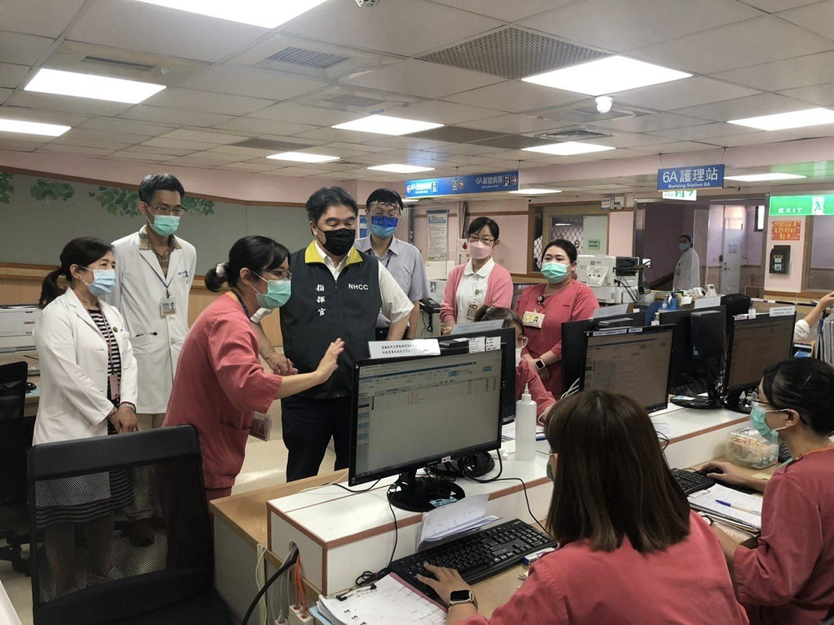 指揮中心指揮官王必勝今日在臉書上發文表示，在指揮中心成立1040天的這天，他抽空到醫院負壓隔離病房、集中檢疫所、疫情監測中心與第一線的夥伴寒暄打氣，並寫下了這千日以來的防疫心得。 圖：翻攝自王必勝個人臉書