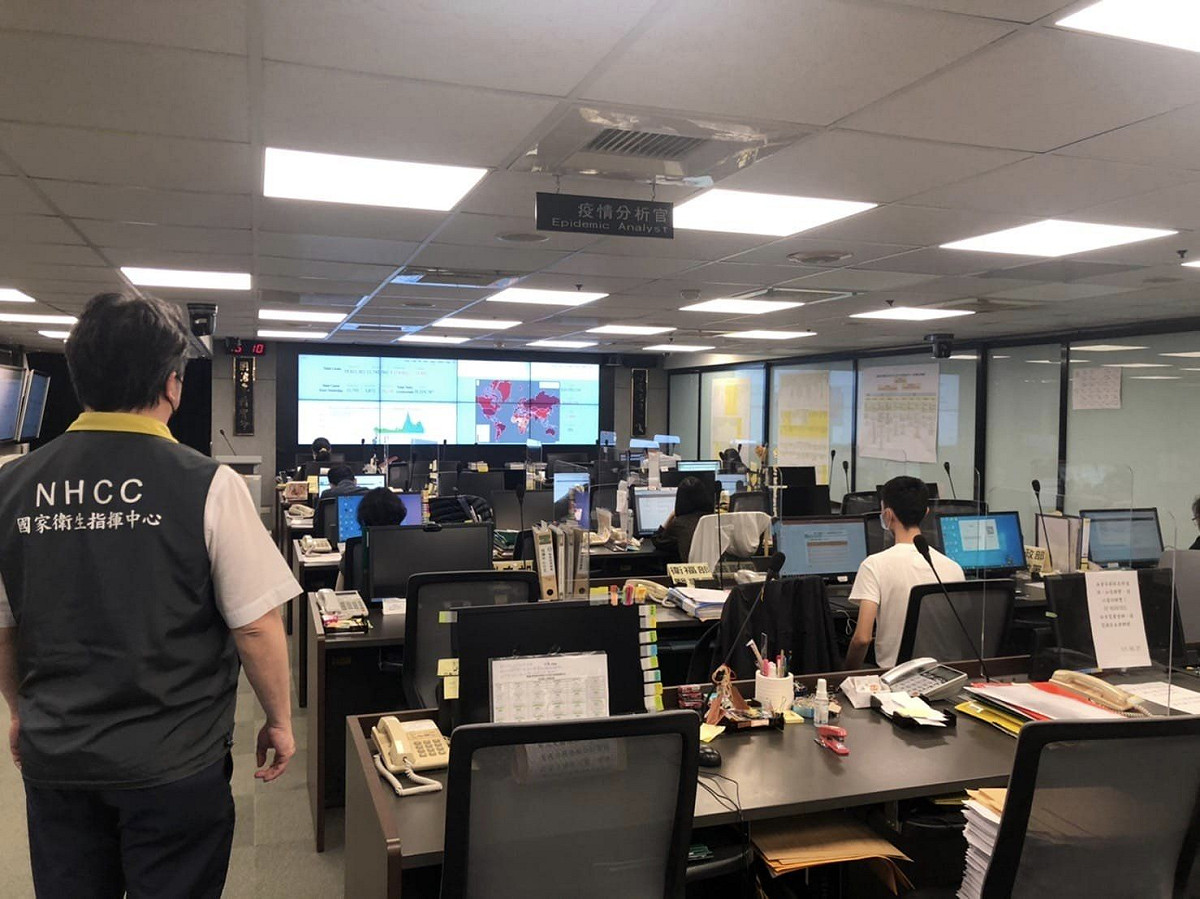 指揮中心指揮官王必勝今日在臉書上發文表示，在指揮中心成立1040天的這天，他抽空到醫院負壓隔離病房、集中檢疫所、疫情監測中心與第一線的夥伴寒暄打氣，並寫下了這千日以來的防疫心得。 圖：翻攝自王必勝個人臉書