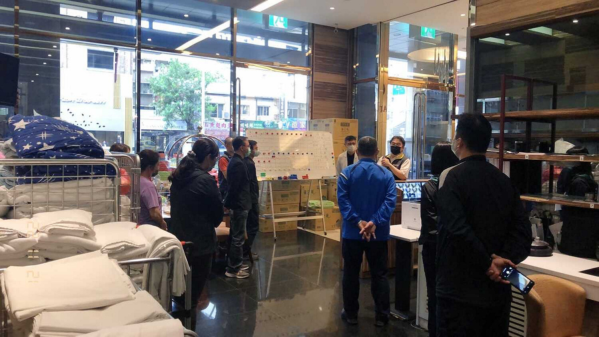 指揮中心指揮官王必勝今日在臉書上發文表示，在指揮中心成立1040天的這天，他抽空到醫院負壓隔離病房、集中檢疫所、疫情監測中心與第一線的夥伴寒暄打氣，並寫下了這千日以來的防疫心得。 圖：翻攝自王必勝個人臉書