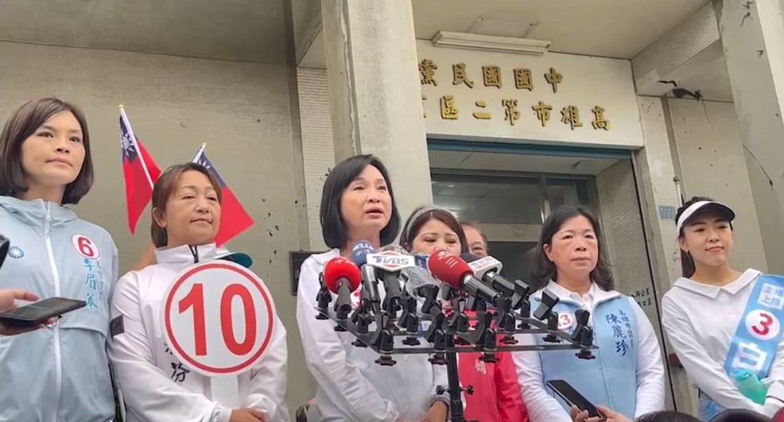 柯志恩(中)自認歌喉比陳其邁好。 圖：柯志恩競辦提供