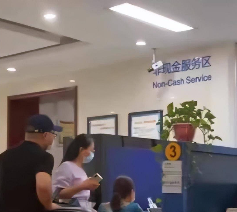 中國一名女子在銀行存款15年，卻被接洽員工盜領，數字全部歸零，還欠下56萬元的債務。(示意圖) 圖：翻攝自搜狐
