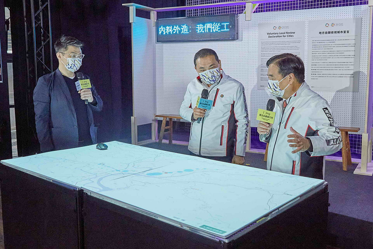 新北市長侯友宜（中）、交通局長鍾鳴時（右）、MIT科學實驗室博士林家樑（左）與大家分享ITS智慧運輸模擬地圖。 圖：新北市秘書處提供