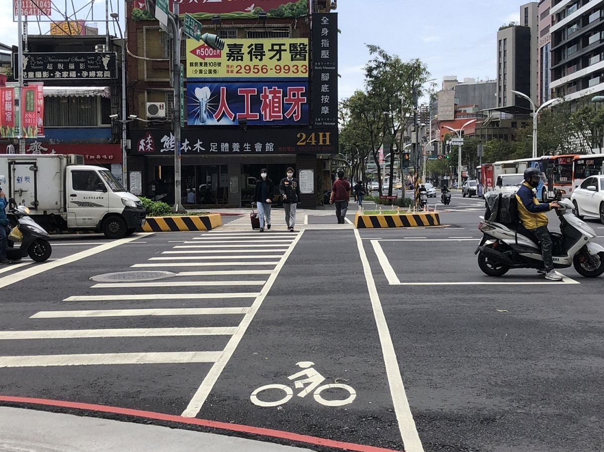 板橋縣民大道與民權路-行人庇護島。 圖：新北市交通局/提供