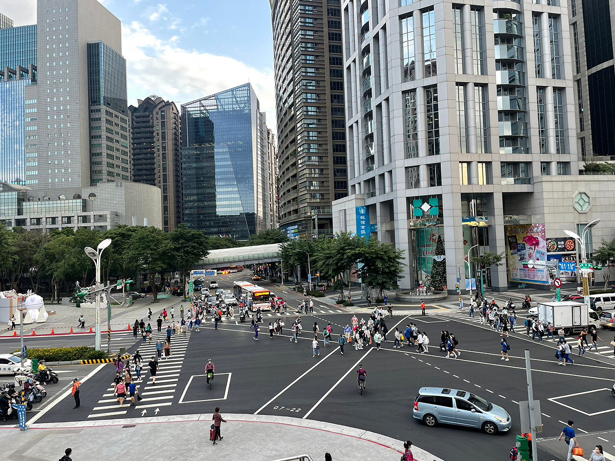 交通部預告修法，汽、機車駕駛人行經斑馬線等行人穿越道，不暫停讓行人先通過一律提高罰鍰至新台幣3600元，預計在3月底上路。 圖：新北市交通局/提供(資料照)