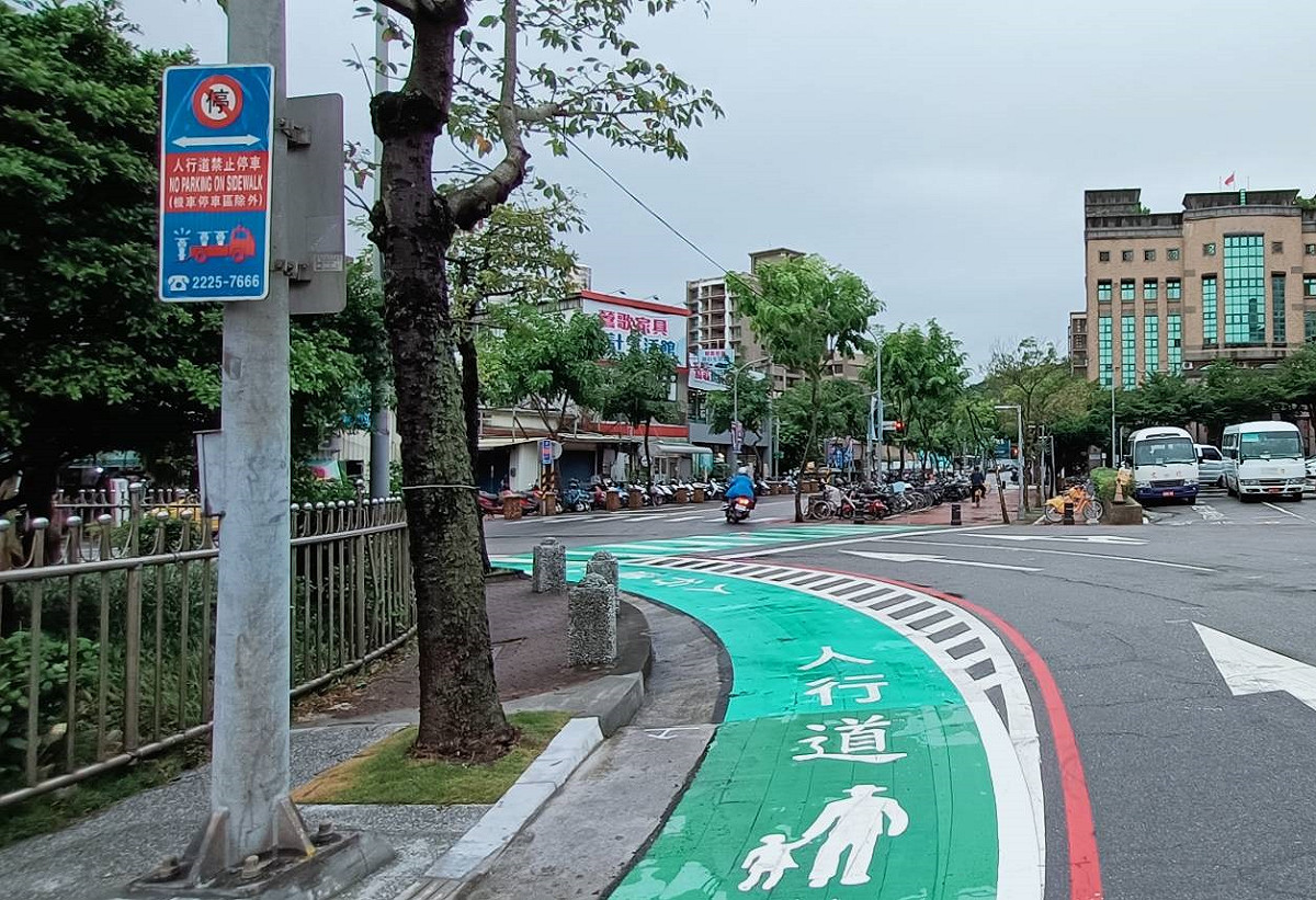 鶯歌火車站前仁愛路圓環標線型人行道。 圖：新北市交通局/提供