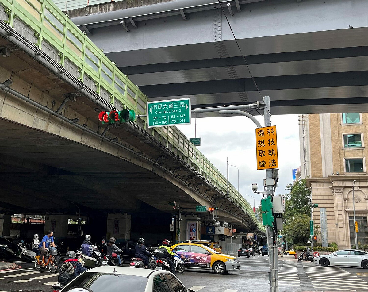 交通新制6月上路，開放民眾可以檢舉臨停和違停，不過此法導致不少職業駕駛頻收罰單，要求交通部併排違停也要暫緩記點制。 圖：台北市警局／提供(資料照)